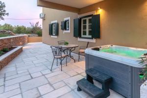 TEONA Luxury Studio Apartment with jacuzzi and garden view