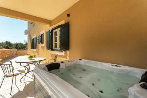 TEONA Luxury Studio Apartment with jacuzzi and garden view