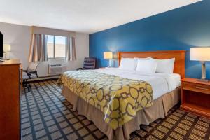 King Room - Mobility Access/Non-Smoking room in Baymont by Wyndham Rochester Mayo Clinic Area