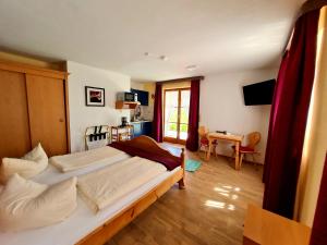 Studio with Mountain View room in Appartementhaus „die Kuh am See“ (vormals Haus St. Leonhard)