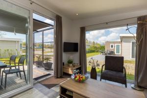 Welcome in - Chalets vakantiepark Hart van Zeeland met zonnig terras