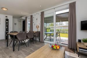 Welcome in - Chalets vakantiepark Hart van Zeeland met zonnig terras