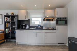 Welcome in - Chalets vakantiepark Hart van Zeeland met zonnig terras