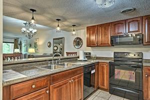 Riverside Condo 2 Miles to Smoky Mtns Ntl Park!