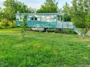 Gîtes Les Perouilles - La Roulotte Climatisée avec Jacuzzi de Josépha - 贡托德诺加雷