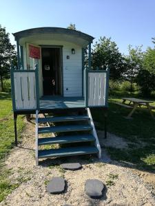 Sejours a la ferme Gites Les Perouilles - La Roulotte Climatisee avec Jacuzzi de Josepha : photos des chambres