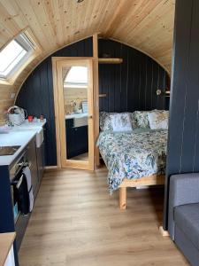 Thistle Pod Farm Stay with Hottub Sleeps 2