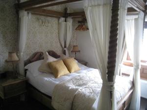 Superior Double Room with Four Poster Bed room in Rosebud Cottage Guest House