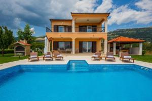 Luxury secluded villa w pool jacuzzi and garden