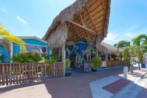 Siesta Key Village-Suite #2: A block to the Beach!