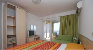BMV room with west island view