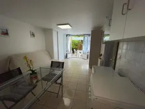 STUDIO PIED DANS L EAU - Cité des Bormettes