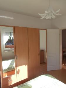 Apartament TOSIA mieści się w pobliżu Plaży Zachodniej 450 m. Do dyspozycji jest też mały ogródek z miejscem na wypicie porannej kawy. Na osiedlu sąsiadującym ze sklepem Netto oraz Żabką, znajduje się plac zabaw dla dzieci oraz boisko do gry w piłkę.