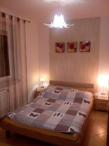 Apartament TOSIA mieści się w pobliżu Plaży Zachodniej 450 m. Do dyspozycji jest też mały ogródek z miejscem na wypicie porannej kawy. Na osiedlu sąsiadującym ze sklepem Netto oraz Żabką, znajduje się plac zabaw dla dzieci oraz boisko do 