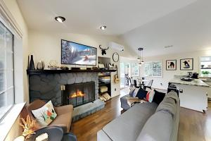 Two-Bedroom House room in Arrowhead Villas Haven - Hot Tub Hammock Chairs home