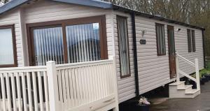 LUXURY CARAVAN 10 mins TO BEACH
