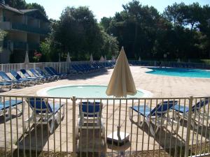 Maisons de vacances Jolie petite maison a Vieux Boucau avec piscine chauffee - Domaine du Golf de Pinsolle : photos des chambres