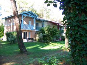 Maisons de vacances Jolie petite maison a Vieux Boucau avec piscine chauffee - Domaine du Golf de Pinsolle : photos des chambres