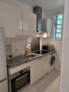 Maisons de vacances Modern 1 bedroom apartment near the metro. : photos des chambres