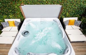 Luxury Cottage - City Center - Large Garden with Hot Tub -7 Bedrooms-4 Bathrooms