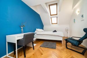 Central, Spacious, Modern 5 Bedrm duplex wBalcony