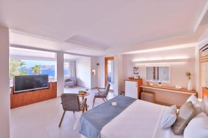 Superior Suite with Sea View room in Olea Nova Hotel