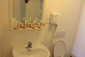 Hotels Hotel du lion d'or : Chambre Familiale avec Douche 
