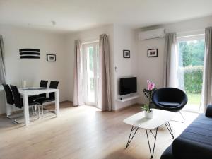 Apartment Punta Premantura E with garden