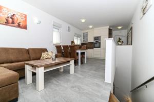 Luxury apartment with swimming pool Ana