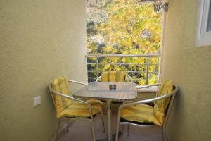 BMV room for 2-3 with greenery view