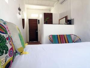 Estudio sobre calle principal con vista a la plaza