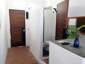 Estudio sobre calle principal con vista a la plaza