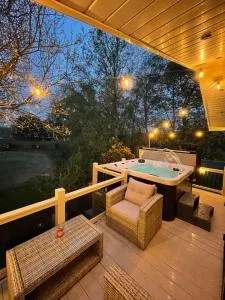 Torrey Pines - 2 bedroom hot tub lodge with free golf, NO BUGGY - Newton on the Moor