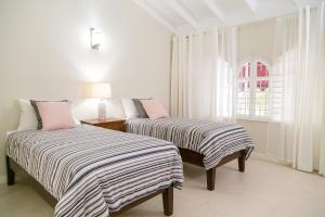 Kingston Vacation Rentals at Delightful Townhouse near Halfway Tree, Kingston