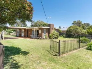 Raymond Coastal Cottage - Tootgarook