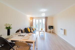 Executive Two-Bedroom Apartment Handleys Court room in Abodebed - Handleys Court