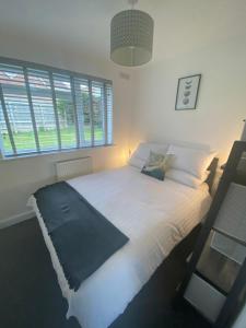 Beau - Brambles Chine, Colwell Bay - 5 star WiFi - Short walk to The Hut and beach - 1 night stays available - Ferry offers