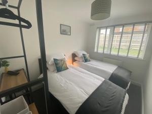 Beau - Brambles Chine, Colwell Bay, Nr Yarmouth - 5 star WiFi - Short walk to The Hut and beach - Ferry offers