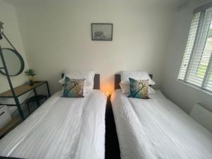 Beau - Brambles Chine, Colwell Bay - 5 star WiFi - Short walk to The Hut and beach - 1 night stays available - Ferry offers