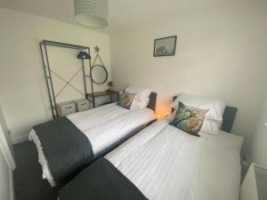 Beau - Brambles Chine, Colwell Bay - 5 star WiFi - Short walk to The Hut and beach - 1 night stays available - Ferry offers