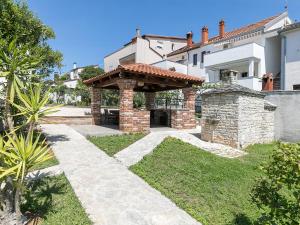 City Center Apartment with private garden and BBQ