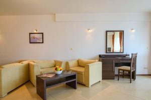 Spacious Studio with Balcony Pool by the Marina