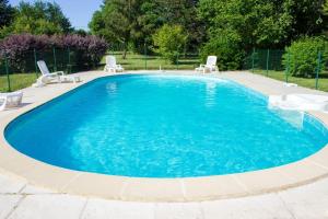 Maisons de vacances Maison de 5 chambres avec piscine privee jacuzzi et jardin clos a Thenac : photos des chambres