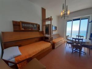 ATTICO SUL MARE con balcone sulla spiaggia e terrazza solarium di 25 mq