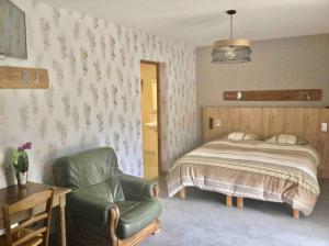 B&B / Chambres d'hotes La Ferme De Montard : Chambre Double - Accessible aux Personnes à Mobilité Réduite 