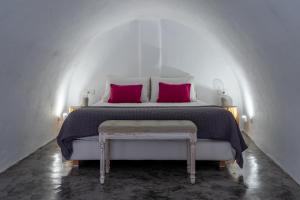 Akron Cliff Suite Santorini Greece