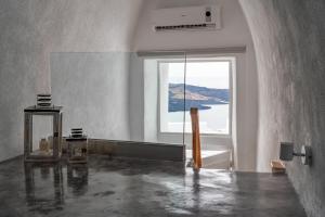 Akron Cliff Suite Santorini Greece