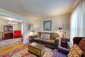 Two Bedroom House room in Camden Bungalow