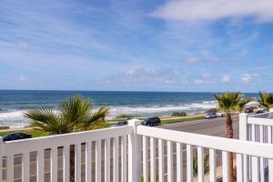 Three Bedroom Apartment room in 3718 Carlsbad Blvd