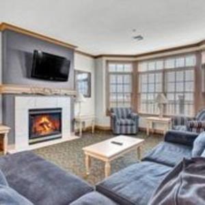 Holiday Home room in 4 Bedroom Lakefront Villa